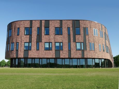 Nieuwbouw gemeentehuis | Dalfsen. Architectenbureau: I’M architecten, Deventer. Terca gevelbakstenen: Mix van Akelei, Oleander (project specifiek) en Pioenroos HV WF handvorm waalformaat - Wienerberger Erlecom.