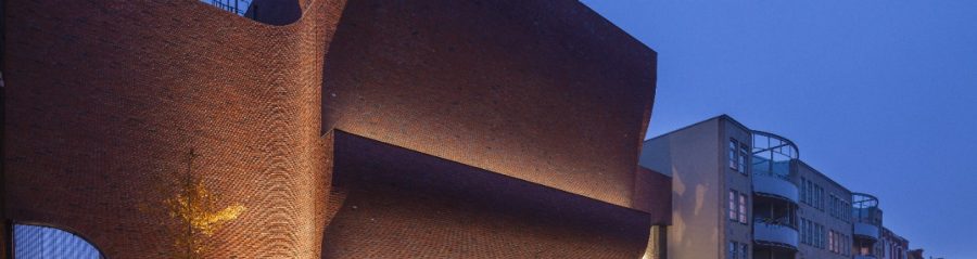 Indirect daglicht door bijzondere golvende gevel Sportcomplex, Groningen