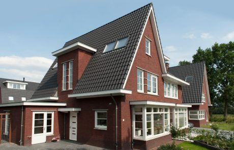 Gevelbakstenen: Espa HV WF en Elise HV WF | Dakpannen: Alegra 10 TE Leikleur Mat Engobe 703 en Madura Leikleur Mat Engobe 703 | Nieuwbouw 2-onder-1-kap- en Tussenwoningen | De Eekhoorn, Lunteren | Architect: Van der Padt & Partners, Giessenburg | Contractor: Gebroeders Blokland, Hardinxveld-Giessendam | Client: Gebroeders Blokland, Hardinxveld Giessendam | Completion Date: 2014-01-01