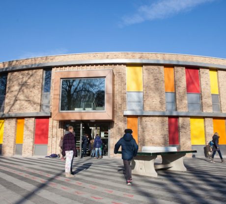 Nieuwbouw gebouwen | Brede School West, Leiderdorp | Opdrachtgever: Gemeente Leiderdorp | Projectmanagement: VKZ, Bilthoven | Architect: Frencken Scholl Architecten, Maastricht | Aannemer: SMT Bouw & Vastgoed, Den Bosch | Landschapsontwerp: Carin Jannink Landschap en Stedenbouw, Rotterdam | Gevelbakstenen: Mix Lichtbrons (project specifiek) en Lichtbrons HV WF en Lichtbrons Gesinterd WF | Oplevering: 2014 | Fotografie: Bob Barten