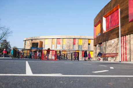 Nieuwbouw gebouwen | Brede School West, Leiderdorp | Opdrachtgever: Gemeente Leiderdorp | Projectmanagement: VKZ, Bilthoven | Architect: Frencken Scholl Architecten, Maastricht | Aannemer: SMT Bouw & Vastgoed, Den Bosch | Landschapsontwerp: Carin Jannink Landschap en Stedenbouw, Rotterdam | Gevelbakstenen: Mix Lichtbrons (project specifiek) en Lichtbrons HV WF en Lichtbrons Gesinterd WF | Oplevering: 2014 | Fotografie: Bob Barten