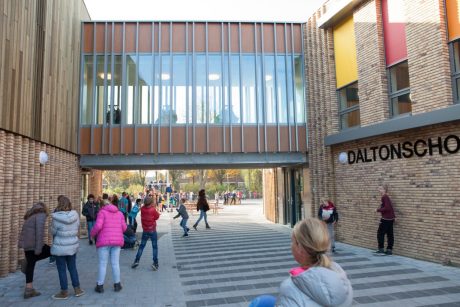 Nieuwbouw gebouwen | Brede School West, Leiderdorp | Opdrachtgever: Gemeente Leiderdorp | Projectmanagement: VKZ, Bilthoven | Architect: Frencken Scholl Architecten, Maastricht | Aannemer: SMT Bouw & Vastgoed, Den Bosch | Landschapsontwerp: Carin Jannink Landschap en Stedenbouw, Rotterdam | Gevelbakstenen: Mix Lichtbrons (project specifiek) en Lichtbrons HV WF en Lichtbrons Gesinterd WF | Oplevering: 2014 | Fotografie: Bob Barten