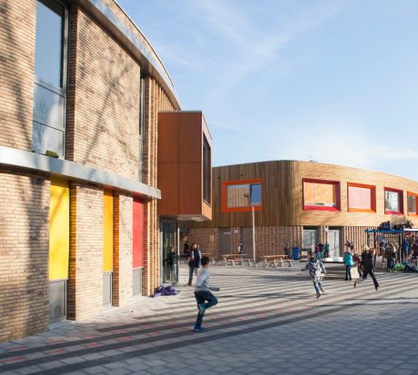 Nieuwbouw gebouwen | Brede School West, Leiderdorp | Opdrachtgever: Gemeente Leiderdorp | Projectmanagement: VKZ, Bilthoven | Architect: Frencken Scholl Architecten, Maastricht | Aannemer: SMT Bouw & Vastgoed, Den Bosch | Landschapsontwerp: Carin Jannink Landschap en Stedenbouw, Rotterdam | Gevelbakstenen: Mix Lichtbrons (project specifiek) en Lichtbrons HV WF en Lichtbrons Gesinterd WF | Oplevering: 2014 | Fotografie: Bob Barten
