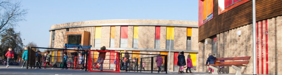 Drie ‘keien’ en een luchtbrug in een natuurlijke omgeving Brede School West, Leiderdorp