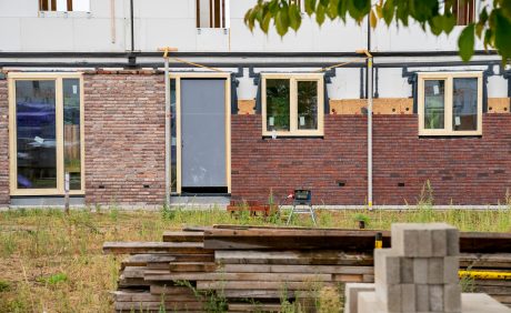 Blauwrood Genuanceerd HV ClickBrick Pure. Opdrachtever: Wonion. Architect: Arnoo Holleman, Architektengroep Gelderland. Aannemer: Bouwbedrijf Klanderman. Herontwikkeling sociale huurwoningen met ClickBrick Pure | Silvolde