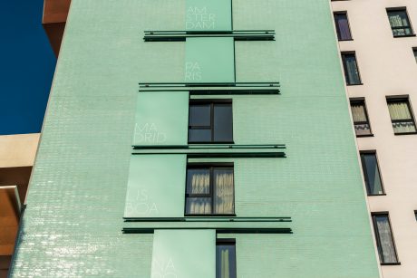 Gevelstenen: Maatwerk glazuurbakstenen. Architect: Serge Eloi, Pierre Blondel Architectes. Nieuwbouwproject La Roue, Brussel