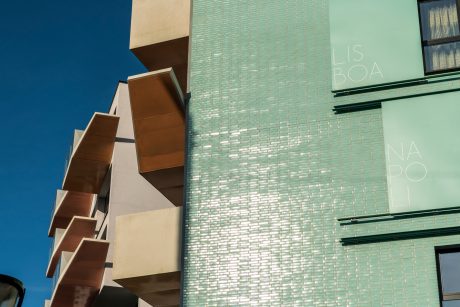 Gevelstenen: Maatwerk glazuurbakstenen. Architect: Serge Eloi, Pierre Blondel Architectes. Nieuwbouwproject La Roue, Brussel