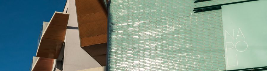 Gevelstenen: Maatwerk glazuurbakstenen. Architect: Serge Eloi, Pierre Blondel Architectes. Nieuwbouwproject La Roue, Brussel