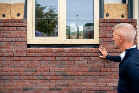 Blauwrood Genuanceerd HV ClickBrick Pure. Opdrachtever: Wonion. Architect: Arnoo Holleman, Architektengroep Gelderland. Aannemer: Bouwbedrijf Klanderman. Herontwikkeling sociale huurwoningen met ClickBrick Pure | Silvolde