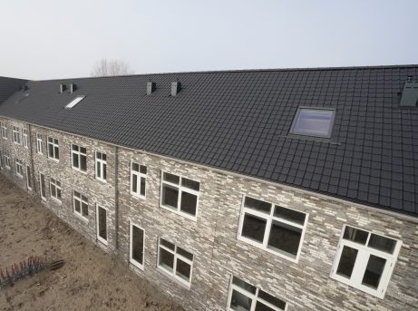 Tuile du Nord Opalys Leikleur Mat Engobe, Tuile du Nord 44 Oud Koper Engobe, Tuile du Nord 44 Amarant Engobe, Tuile du Nord 44 Blauw Gesmoord | Nieuwbouw Tussenwoningen | Deelplan Keetzijde, Edam | Architect: KuiperCompagnons, Rotterdam