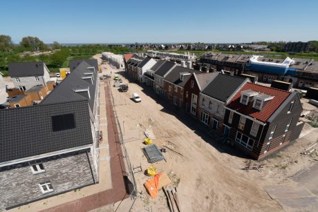 Tuile du Nord Opalys Leikleur Mat Engobe, Tuile du Nord 44 Oud Koper Engobe, Tuile du Nord 44 Amarant Engobe, Tuile du Nord 44 Blauw Gesmoord | Nieuwbouw Tussenwoningen | Deelplan Keetzijde, Edam | Architect: KuiperCompagnons, Rotterdam