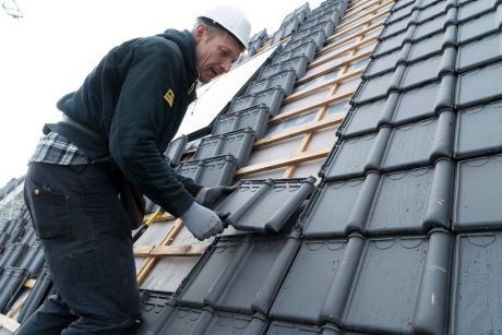 Tuile du Nord Opalys Leikleur Mat Engobe, Tuile du Nord 44 Oud Koper Engobe, Tuile du Nord 44 Amarant Engobe, Tuile du Nord 44 Blauw Gesmoord | Nieuwbouw Tussenwoningen | Deelplan Keetzijde, Edam | Architect: KuiperCompagnons, Rotterdam