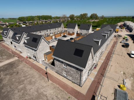 Tuile du Nord Opalys Leikleur Mat Engobe, Tuile du Nord 44 Oud Koper Engobe, Tuile du Nord 44 Amarant Engobe, Tuile du Nord 44 Blauw Gesmoord | Nieuwbouw Tussenwoningen | Deelplan Keetzijde, Edam | Architect: KuiperCompagnons, Rotterdam