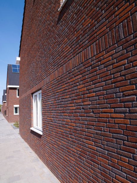 Dakpan: Madura Leikleur Mat Engobe 703 | Gevelbakstenen: Sinterblauw en Classo Alverna HV WF | Nieuwbouw Tussenwoningen | Berckelbosch, Eindhoven | Architect: luijten | smeulders | architecten, Tilburg | Client: IQwoning, Weert | Completion Date: 2009-01-01