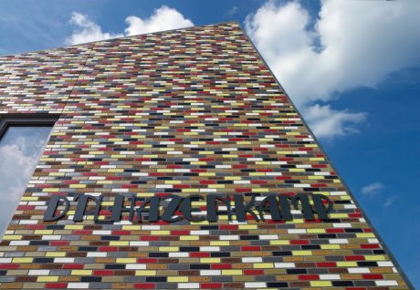 Glazuurstenen Rood Geglazuurd Geel Geglazuurd Wit Geglazuurd Blauw Geglazuurd Dommelrood WF SP | Nieuwbouw Jeugdgebouw D´n Hazenkamp | Nuland | Architect: Ad van den Bosch, Nuland | Contractor: Aannemingsbedrijf Gebroeders van de Ven B.V., Heesch | Client: Gemeente Maasdonk | Completion Date: 2013-01-01