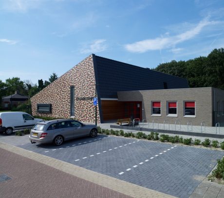 Glazuurstenen Rood Geglazuurd Geel Geglazuurd Wit Geglazuurd Blauw Geglazuurd Dommelrood WF SP | Nieuwbouw Jeugdgebouw D´n Hazenkamp | Nuland | Architect: Ad van den Bosch, Nuland | Contractor: Aannemingsbedrijf Gebroeders van de Ven B.V., Heesch | Client: Gemeente Maasdonk | Completion Date: 2013-01-01