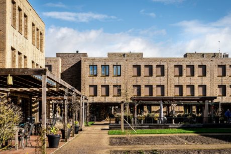 Gevelstenen: Hoornbloem WS WF en Teunisbloem WS WF. Architect: Evelien van Veen, Van Veen Architecten. Opdrachtgever: Vitaal Zorgvast. Aannemer: BAM Wonen. Belegger: Apollo Vastgoed. Nieuwbouw innovatief woonzorgconcept | Hofje Wendakker, Heerde