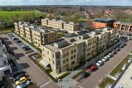 Gevelstenen: Hoornbloem WS WF en Teunisbloem WS WF. Architect: Evelien van Veen, Van Veen Architecten. Opdrachtgever: Vitaal Zorgvast. Aannemer: BAM Wonen. Belegger: Apollo Vastgoed. Nieuwbouw innovatief woonzorgconcept | Hofje Wendakker, Heerde