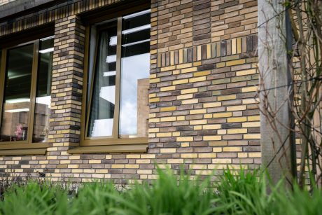 Gevelstenen: Hoornbloem WS WF en Teunisbloem WS WF. Architect: Evelien van Veen, Van Veen Architecten. Opdrachtgever: Vitaal Zorgvast. Aannemer: BAM Wonen. Belegger: Apollo Vastgoed. Nieuwbouw innovatief woonzorgconcept | Hofje Wendakker, Heerde