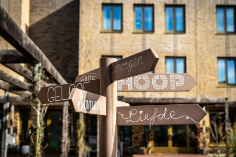 Gevelstenen: Hoornbloem WS WF en Teunisbloem WS WF. Architect: Evelien van Veen, Van Veen Architecten. Opdrachtgever: Vitaal Zorgvast. Aannemer: BAM Wonen. Belegger: Apollo Vastgoed. Nieuwbouw innovatief woonzorgconcept | Hofje Wendakker, Heerde