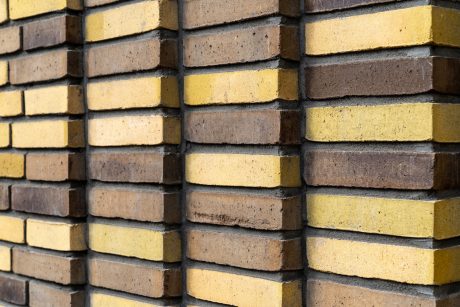 Gevelstenen: Hoornbloem WS WF en Teunisbloem WS WF. Architect: Evelien van Veen, Van Veen Architecten. Opdrachtgever: Vitaal Zorgvast. Aannemer: BAM Wonen. Belegger: Apollo Vastgoed. Nieuwbouw innovatief woonzorgconcept | Hofje Wendakker, Heerde