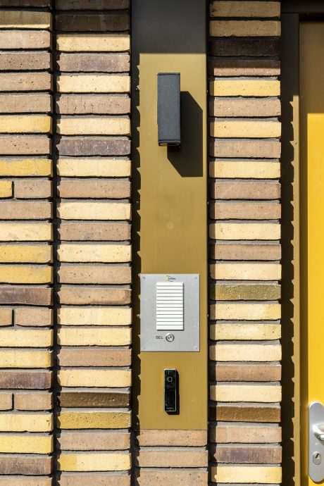 Gevelstenen: Hoornbloem WS WF en Teunisbloem WS WF. Architect: Evelien van Veen, Van Veen Architecten. Opdrachtgever: Vitaal Zorgvast. Aannemer: BAM Wonen. Belegger: Apollo Vastgoed. Nieuwbouw innovatief woonzorgconcept | Hofje Wendakker, Heerde