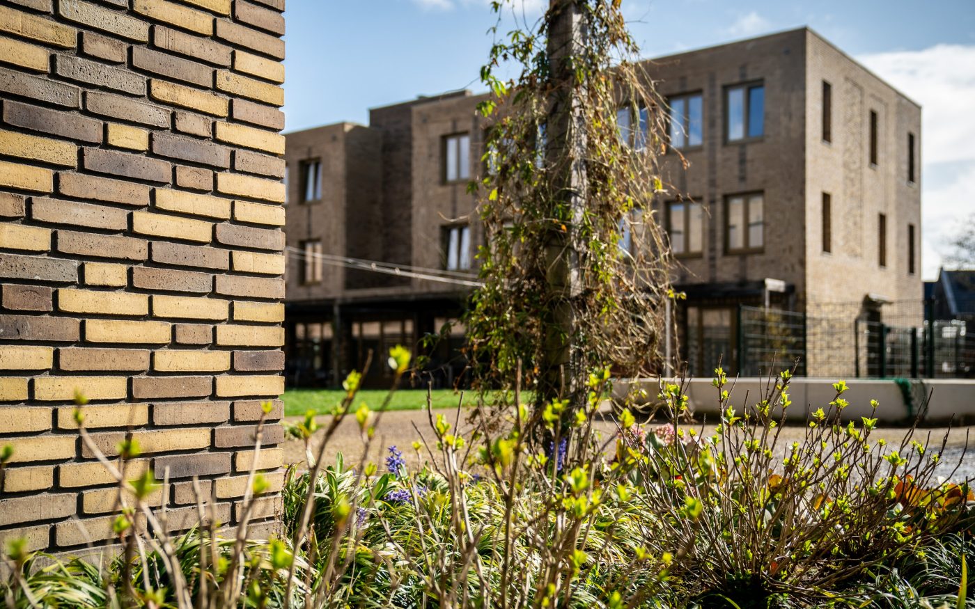 Gevelstenen: Hoornbloem WS WF en Teunisbloem WS WF. Architect: Evelien van Veen, Van Veen Architecten. Opdrachtgever: Vitaal Zorgvast. Aannemer: BAM Wonen. Belegger: Apollo Vastgoed. Nieuwbouw innovatief woonzorgconcept | Hofje Wendakker, Heerde