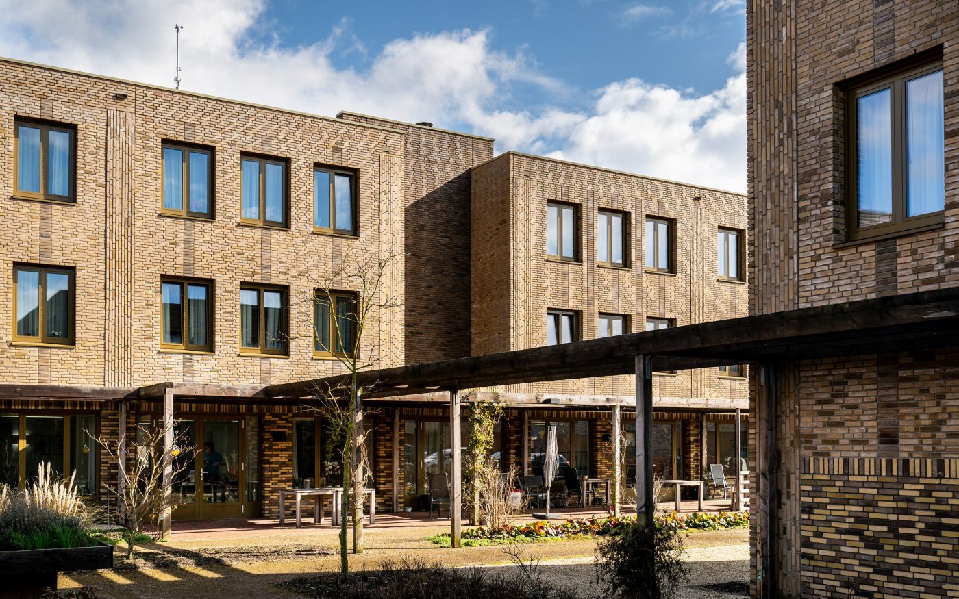 Gevelstenen: Hoornbloem WS WF en Teunisbloem WS WF. Architect: Evelien van Veen, Van Veen Architecten. Opdrachtgever: Vitaal Zorgvast. Aannemer: BAM Wonen. Belegger: Apollo Vastgoed. Nieuwbouw innovatief woonzorgconcept | Hofje Wendakker, Heerde