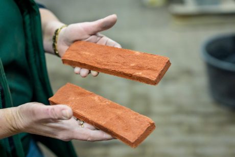 Nieuwbouw 19 bedrijfsunits STOCK Haarlem XL | Gevelbaksteen: Ecoline steenstrips - ca. 45.000 Phaunis-strips (39.500 Rila Red, 5.600 Sherwood Brown) en gevelbakstenen Mastiek en Dommelrood