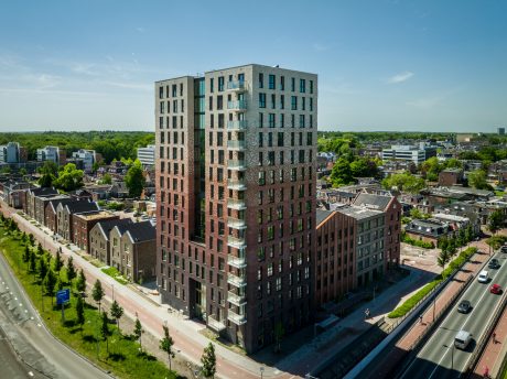 Nieuwbouw Acmesa toren, Assen | Gevelbakstenen: Zwart, Moana, Blauwrood Genuanceerd, Andalucia, Veldbrons Gesinterd, Marziale, Passiebloem, Goudsbloem, Hoornbloem, Pearl Tahiti en Pearl Malaysia | Straatbaksteen: Padova DF