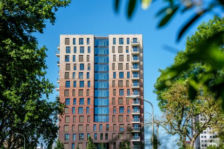 Nieuwbouw Acmesa toren, Assen | Gevelbakstenen: Zwart, Moana, Blauwrood Genuanceerd, Andalucia, Veldbrons Gesinterd, Marziale, Passiebloem, Goudsbloem, Hoornbloem, Pearl Tahiti en Pearl Malaysia | Straatbaksteen: Padova DF