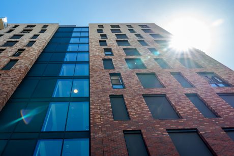 Nieuwbouw Acmesa toren, Assen | Gevelbakstenen: Zwart, Moana, Blauwrood Genuanceerd, Andalucia, Veldbrons Gesinterd, Marziale, Passiebloem, Goudsbloem, Hoornbloem, Pearl Tahiti en Pearl Malaysia | Straatbaksteen: Padova DF