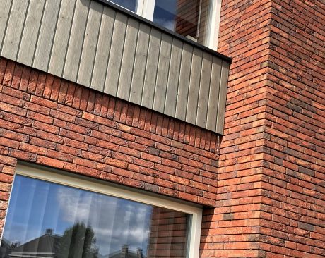 Nieuwbouw vrijstaande woning, Hardenberg | Gevelbaksteen: Menton HV ClickBrick en de plint Blauwrood Genuanceerd HV ClickBrick