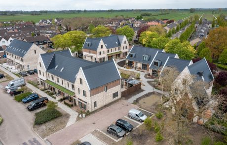 Architect: Hans Been Architecten BNA. Projectontwikkeling: KRKTR. Opdrachtgever: Gemeente Vijfheerenlanden. Realisatie: Reuvers Ontwikkeling & Bouw. Nieuwbouwproject Tuinhof in Ameide met Marziale HV ClickBrick en Wevolt X-Roof