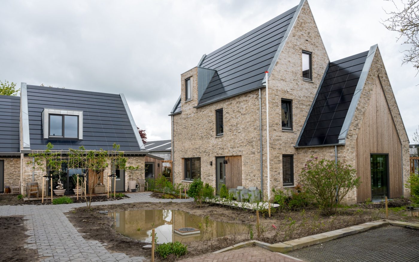 Architect: Hans Been Architecten BNA. Projectontwikkeling: KRKTR. Opdrachtgever: Gemeente Vijfheerenlanden. Realisatie: Reuvers Ontwikkeling & Bouw. Nieuwbouwproject Tuinhof in Ameide met Marziale HV ClickBrick en Wevolt X-Roof