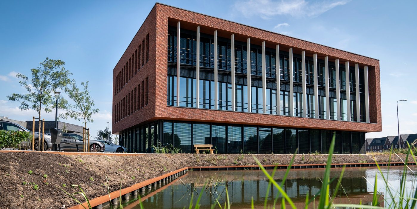 Product: Menton HV ClickBrick, Rhone Exclusief HV ClickBrick. Architect: Verstoep bouwadvies en architecteur. Contractor: Verstoep bouwadvies en architecteur. Builder: Koster Lijmwerken B.V. Trader: Kooy Baksteencentrum. Nieuwbouw bedrijfsverzamelgebouw, Schoonhoven