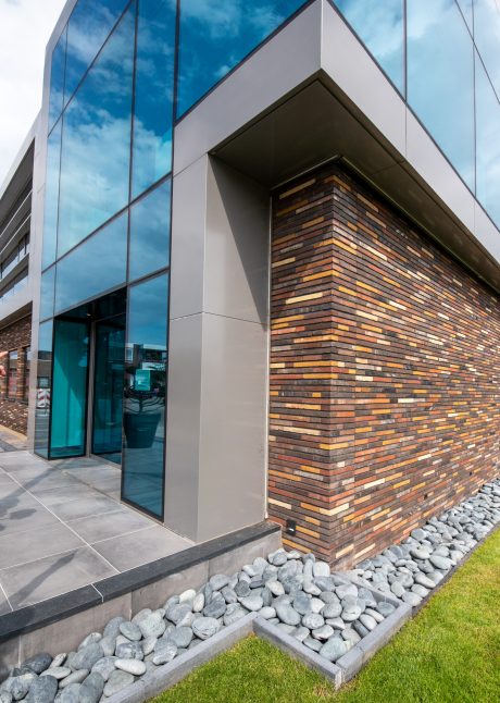 Hoofdkantoor van de KBK Bouwgroep  | Volendam | Architect: Kuiper Steur Architecten | Opdrachtgever: KBK Bouwgroep | Constructeur: Pieters Bouwtechniek | Installatieadviseur: Hiensch Engineering | Aannemer: KBK Bouwgroep | Fotografie: Simon Elwell  | Gevelbakstenen: Dignita LF, Optima LF en Maestra LF