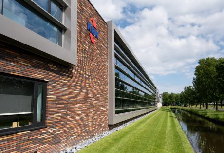 Hoofdkantoor van de KBK Bouwgroep  | Volendam | Architect: Kuiper Steur Architecten | Opdrachtgever: KBK Bouwgroep | Constructeur: Pieters Bouwtechniek | Installatieadviseur: Hiensch Engineering | Aannemer: KBK Bouwgroep | Fotografie: Simon Elwell  | Gevelbakstenen: Dignita LF, Optima LF en Maestra LF