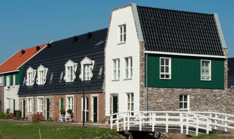 Gevelbakstenen: Edelstenen-serie Jade WS WF en Rutiel WS WF | Dakpannen: Alegra 10 TE Vulkaanzwart Edel-Engobe 755 en Alegra 10 Rood Engobe 602 | Nieuwbouw Vrijstaande- en Tussenwoningen | De Keyser, Middenbeemster | Architect: Just Architects, Amstelveen | Contractor: KBK Bouw, Volendam | Client: BPD, Hoevelaken | Completion Date: 2015-01-01