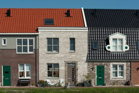 Alegra 10 rood engobe. Nieuwbouwproject de Keyser, Middenbeemster. 1e fase 42 woningen. Aannemer KVK Bouw, Volendam. Handelaar BMN Purmerend. Architect Just Architects, Amstelveen. ca. 26.000 stuks Alegra 10 vulkaanzwart en ca. 12.000 stuks Alegra 10 rood engobe. Gevelstenen 70.000 stuks Tardante, 51.000 stuks Jade en 28.000 stuks Rutiel. Adres o.a. Pieter Cortpad en Hendrick de Keyserweg. CRM 90789844.
