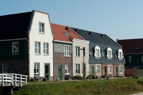 Gevelbakstenen: Edelstenen-serie Jade WS WF en Rutiel WS WF | Dakpannen: Alegra 10 TE Vulkaanzwart Edel-Engobe 755 en Alegra 10 Rood Engobe 602 | Nieuwbouw Vrijstaande- en Tussenwoningen | De Keyser, Middenbeemster | Architect: Just Architects, Amstelveen | Contractor: KBK Bouw, Volendam | Client: BPD, Hoevelaken | Completion Date: 2015-01-01