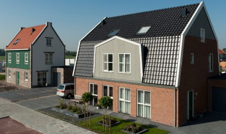 Gevelbakstenen: Edelstenen-serie Jade WS WF en Rutiel WS WF | Dakpannen: Alegra 10 TE Vulkaanzwart Edel-Engobe 755 en Alegra 10 Rood Engobe 602 | Nieuwbouw Vrijstaande- en Tussenwoningen | De Keyser, Middenbeemster | Architect: Just Architects, Amstelveen | Contractor: KBK Bouw, Volendam | Client: BPD, Hoevelaken | Completion Date: 2015-01-01