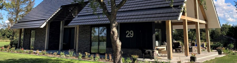 Langformaten in krachtige kleuren geven schuurwoning karakter.