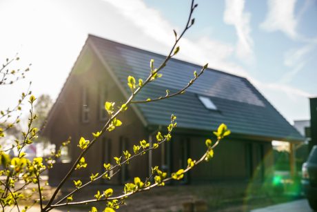 Product: Wevolt X-Tile. Architect/ontwikkelaar: Ekowood Woonconcept. Client: Brummelhuis Projecten. Aannemer: Verhaegh Bouwbedrijf, Grashoek. Installateur: Lucius.nu, Boxtel. Nieuwbouw vrijstaande woning met Wevolt X-Tile | Weidebos, Helden