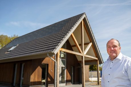 Product: Wevolt X-Tile. Architect/ontwikkelaar: Ekowood Woonconcept. Client: Brummelhuis Projecten. Aannemer: Verhaegh Bouwbedrijf, Grashoek. Installateur: Lucius.nu, Boxtel. Nieuwbouw vrijstaande woning met Wevolt X-Tile | Weidebos, Helden