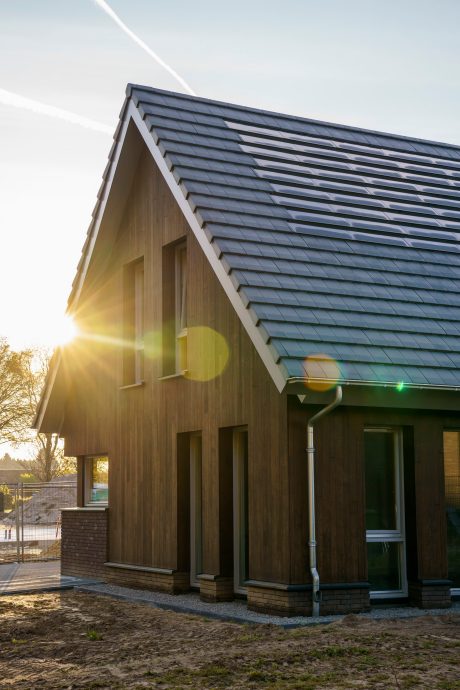 Product: Wevolt X-Tile. Architect/ontwikkelaar: Ekowood Woonconcept. Client: Brummelhuis Projecten. Aannemer: Verhaegh Bouwbedrijf, Grashoek. Installateur: Lucius.nu, Boxtel. Nieuwbouw vrijstaande woning met Wevolt X-Tile | Weidebos, Helden