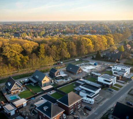 Product: Wevolt X-Tile. Architect/ontwikkelaar: Ekowood Woonconcept. Client: Brummelhuis Projecten. Aannemer: Verhaegh Bouwbedrijf, Grashoek. Installateur: Lucius.nu, Boxtel. Nieuwbouw vrijstaande woning met Wevolt X-Tile | Weidebos, Helden