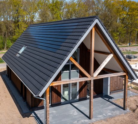 Product: Wevolt X-Tile. Architect/ontwikkelaar: Ekowood Woonconcept. Client: Brummelhuis Projecten. Aannemer: Verhaegh Bouwbedrijf, Grashoek. Installateur: Lucius.nu, Boxtel. Nieuwbouw vrijstaande woning met Wevolt X-Tile | Weidebos, Helden