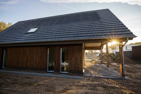 Product: Wevolt X-Tile. Architect/ontwikkelaar: Ekowood Woonconcept. Client: Brummelhuis Projecten. Aannemer: Verhaegh Bouwbedrijf, Grashoek. Installateur: Lucius.nu, Boxtel. Nieuwbouw vrijstaande woning met Wevolt X-Tile | Weidebos, Helden