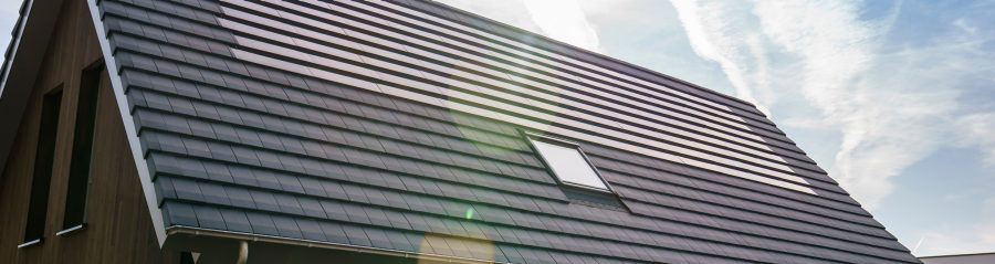 Product: Wevolt X-Tile. Architect/ontwikkelaar: Ekowood Woonconcept. Client: Brummelhuis Projecten. Aannemer: Verhaegh Bouwbedrijf, Grashoek. Installateur: Lucius.nu, Boxtel. Nieuwbouw vrijstaande woning met Wevolt X-Tile | Weidebos, Helden